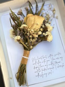 Everlasting dried flower bouquet card with a message of your choice. Ideal for anniversaries, lovers, birthdays, weddings, and also as a beautiful keepsake return gift for guests.